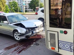 В Запорожье автобус с пассажирами попал в аварию - фото