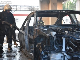 В Одессе на неработающем заводе сгорели шесть авто