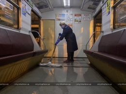 В Харьковском метрополитене показали, как моют и дезинфицируют вагоны