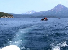 Упавший в озеро на Камчатке вертолет обнаружили