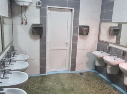 Туалеты с инсталляцией и новые столовые. Как в Мариуполе модернизируют старые школы, - ФОТОРЕПОРТАЖ, ВИДЕО