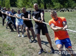 Киевские полицейские стали победителями соревнования по перетягиванию каната