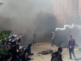 Под Офисом президента в Киеве "Нацкорпус" атаковал полицию (видео)
