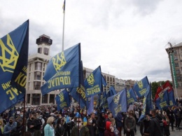 В Киеве проходит акция протеста Нацкорпуса: под ОП колонна столкнулась с полицией