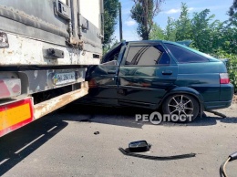 Возле «Метро» водитель ВАЗ влетел под фуру: авария в Днепре