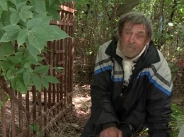 Некуда идти: под Днепром на кладбище живет пожилой мужчина
