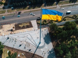 В сеть попали красивые фото первого подъема флага на мачте в 72 м в Кривом Роге