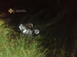 Водитель погиб, пассажир выжил: под Харьковом автомобиль слетел с обрыва в реку