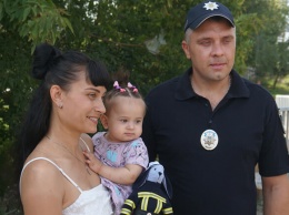 "До сих пор помню взгляд ребенка": полицейский вытащил из канавы мать с младенцем