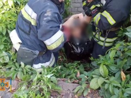 Неприятность: в Кривом Роге спасатели доставали женщину из выгребной ямы
