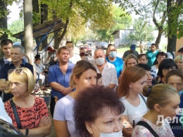 В Славянске митинговали медики, требуя выплатить зарплату