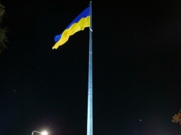 Любуйся: в Полтаве ночью поднимали самый большой флаг в области