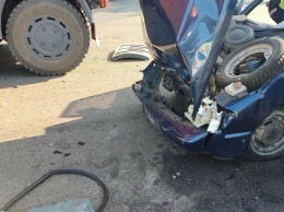 В Кривом Роге "Таврия" врезалась в МАЗ: пострадал водитель