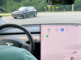 Электромобили Tesla научились проезжать нерегулируемые перекрестки автоматически