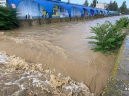 В Керчи продолжают откачивать воду и просушивать помещения после наводнения