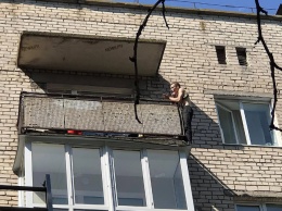 В Николаеве парень грозит прыгнуть с пятого этажа, - с ним ведут переговоры