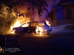 В центре Кривого Рога ночью сгорели два автомобиля