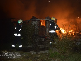 В Днепре на Береговой горели сараи: пожар тушили больше двух часов