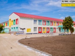 Спортивные площадки, беговые дорожки и футбольное поле: в Карповке реконструируют школьный стадион