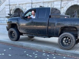 Угрожавший взорвать грузовик у Конгресса сдался полиции