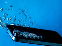 Эксперт рассказал, как реанимировать смартфон после попадания в воду