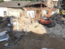 "Ужас и стыд": В центре Киева снесли еще одно историческое здание (ВИДЕО)