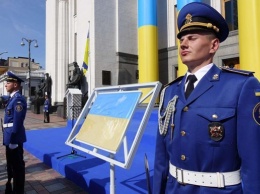 Флаг Независимости Украины выставили перед Верховной Радой