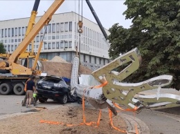 Теперь не похвастаются: в Херсоне упал новый 70-метровый флагшток за 10 млн гривен