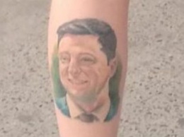 Звезда сети: человек сделал на ноге татуировку с лицом Зеленского (Фото)