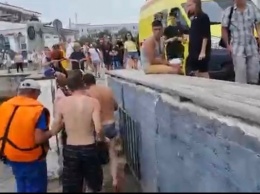 Следком начал проверку из-за затонувшего в Севастопольской бухте катера с пассажирами