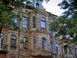 Очень красиво: в историческом доме Одессы восстановили потолочную роспись