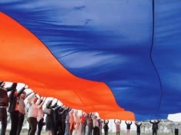 Российские регионы приняли участие в акции "От Калининграда до Камчатки", приуроченной ко Дню флага