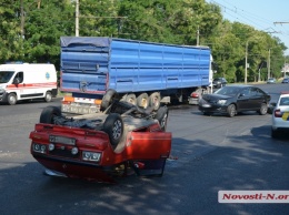 В Николаеве столкнулись четыре автомобиля, ВАЗ перевернулся, пострадали два человека