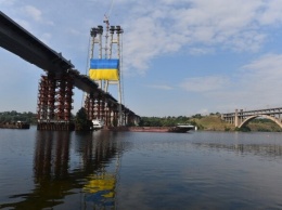 Самый высокий в Украине: на запорожских мостах появился огромный флаг
