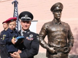 "Потри погон": в центре Киева открыли и спрятали памятник полицейским
