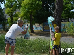 В Очакове преподаватели "художки" украсили аллею рисунками на деревьях (ФОТО)