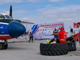Силачи из Крыма сдвинули руками 22-тонный самолет (видео)
