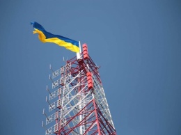 На Луганщине флаг Украины подняли на 150-метровой телебашне, которая вещает на территорию ОРДЛО