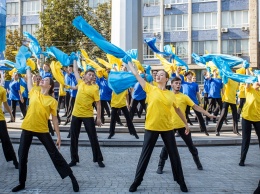 У днепровского флагштока отметить День Государственного Флага собрались тысячи людей