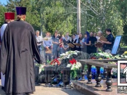 На девятый день после смерти мэра Кривого Рога Константина Павлова у его могилы отслужили панихиду