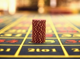 Взятка в 90 тысяч долларов: члена Комиссии по азартным играм арестовали с залогом в 5 миллионов