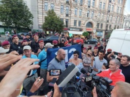 Представители закрытых телеканалов протестовали в центре Киева