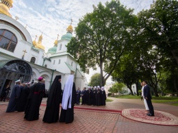 Зеленский с женой приняли участие в молебне по случаю юбилея независимости Украины
