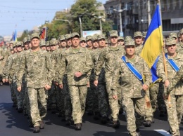 Сотни военных и техника: в центре Запорожья прошел праздничный парад
