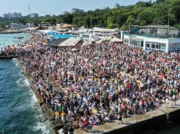 В Одессе тысячи людей смотрели морской парад: самые зрелищные кадры