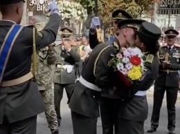 Она сказала "да": военный на репетиции парада в Киеве сделал предложение любимой