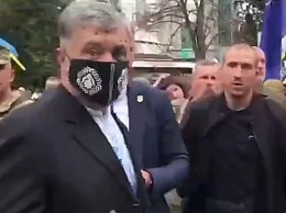 Порошенко облили зеленкой на торжествах в Киеве (ВИДЕО)