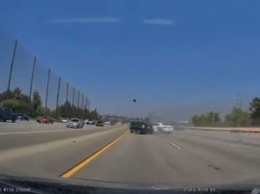 Водитель BMW 5-серии пытается проскользнуть между двумя Toyota на автостраде и создает аварию (ВИДЕО)