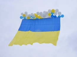 На Донбассе в сторону оккупированных территорий запустили сине-желтые флаги. Боевики хотели их сбить