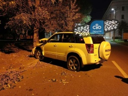 В центре Харькова - авария, машина влетела в дерево
